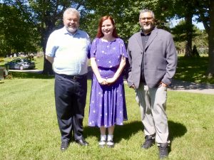 De gauche à droite : Craig Hamm (Ottawa Irish Arts), Samara O'Gorman (RCPMI) et Nicolas McCarthy (Beechwood Cemetery). Photo : RCPMI.